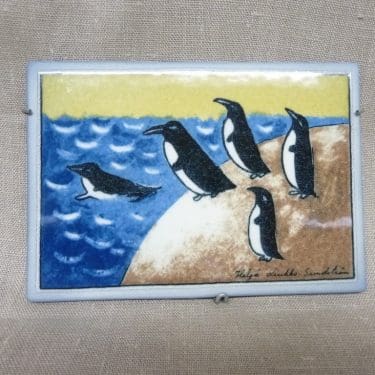 Arabia koristelaatta, Rohkeutta, suunnittelija Heljä Liukko-Sundström, Rohkeutta, pieni, serikuva, signeerattu