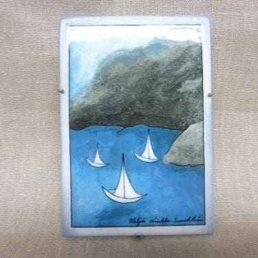 Arabia koristelaatta, Mielenrauhaa, suunnittelija Heljä Liukko-Sundström, Mielenrauhaa, pieni, serikuva, signeerattu