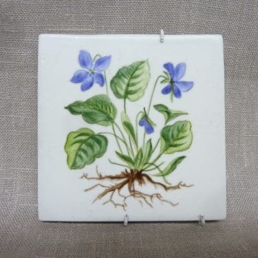 Arabia SÅG koristelaatta, Metsäorvokki, suunnittelija , Metsäorvokki, pieni, käsinmaalattu, signeerattu