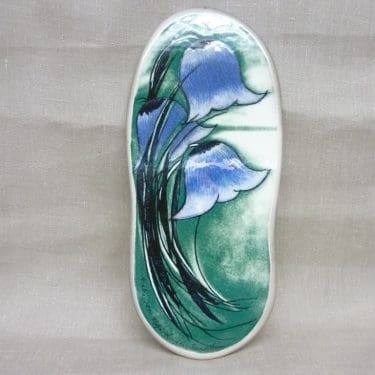 Arabia koristetaulu, Kellohelmat, suunnittelija Heljä Liukko-Sundström, Kellohelmat, iso, serikuva, signeerattu