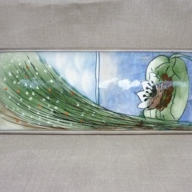 Arabia koristetaulu, Hymyilevä Luonto, suunnittelija Heljä Liukko-Sundström, Hymyilevä Luonto, iso, serikuva, signeerattu