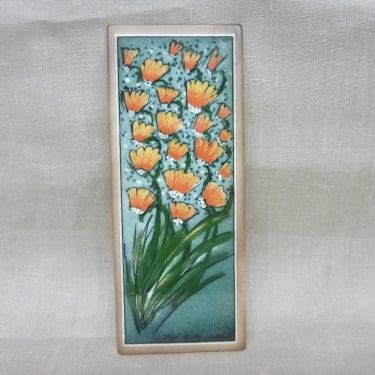 Arabia koristetaulu, Kukat Kuiskivat, suunnittelija Heljä Liukko-Sundström, Kukat Kuiskivat, serikuva, signeerattu