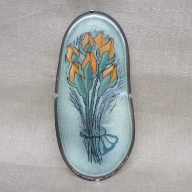 Arabia koristetaulu, Keltaiset Ruusunnuput, suunnittelija Heljä Liukko-Sundström, Keltaiset Ruusunnuput, serikuva, signeerattu