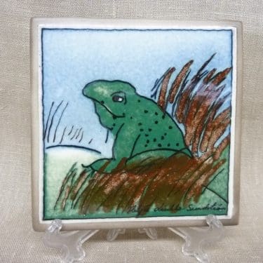 Arabia koristelaatta, Sammakko, suunnittelija Heljä Liukko-Sundström, Sammakko, pieni, serikuva, signeerattu