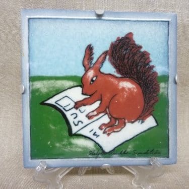 Arabia koristelaatta, Orava Lukemassa, suunnittelija Heljä Liukko-Sundström, Orava Lukemassa, pieni, serikuva, signeerattu