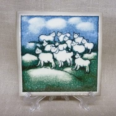 Arabia koristelaatta, Lampaat, suunnittelija Heljä Liukko-Sundström, Lampaat, pieni, serikuva, signeerattu