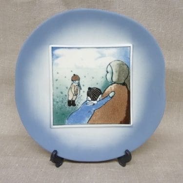 Arabia Äiti ja lapsi koristelaatta, Lohdutus, suunnittelija Heljä Liukko-Sundström, Lohdutus, serikuva