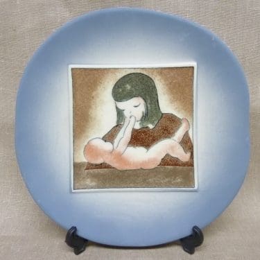 Arabia Äiti ja lapsi koristelaatta, Hyvä Olo, suunnittelija Heljä Liukko-Sundström, Hyvä Olo, serikuva