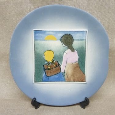 Arabia Äiti ja lapsi koristelaatta, Kouluun (tyttö), suunnittelija Heljä Liukko-Sundström, Kouluun (tyttö), serikuva