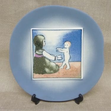 Arabia Äiti ja lapsi koristelaatta, Kävelemään, suunnittelija Heljä Liukko-Sundström, Kävelemään, serikuva