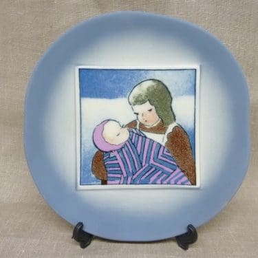 Arabia Äiti ja lapsi koristelaatta, Kotiin, suunnittelija Heljä Liukko-Sundström, Kotiin, serikuva