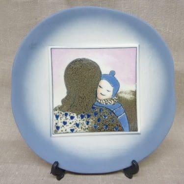 Arabia Äiti ja lapsi koristelaatta, Puistoon, suunnittelija Heljä Liukko-Sundström, Puistoon, serikuva