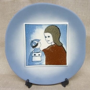 Arabia Äiti ja lapsi koristelaatta, Kouluun (poika), suunnittelija Heljä Liukko-Sundström, Kouluun (poika), serikuva