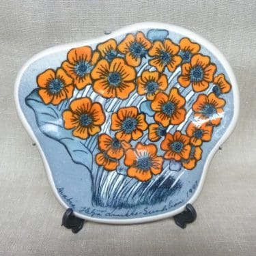 Arabia seinälaatta, Mustat Silmät, suunnittelija Heljä Liukko-Sundström, Mustat Silmät, serikuva, signeerattu, kukka-aihe