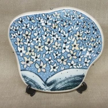 Arabia seinälaatta, Valkovuokot, suunnittelija Heljä Liukko-Sundström, Valkovuokot, serikuva, signeerattu, kukka-aihe