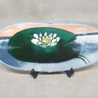 Arabia seinälaatta, Lumpeenkukka Saimaalla, suunnittelija Heljä Liukko-Sundström, Lumpeenkukka Saimaalla, serikuva, signeerattu, numeroitu