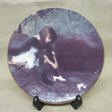 Arabia koristelautanen, Tanssiaiskengät, suunnittelija Helene Schjerfbeck, Tanssiaiskengät, serikuva, lapsiaihe