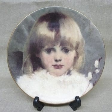 Arabia koristelautanen, Tyttö Ja Pajunkissat, suunnittelija Helene Schjerfbeck, Tyttö Ja Pajunkissat, serikuva, lapsiaihe