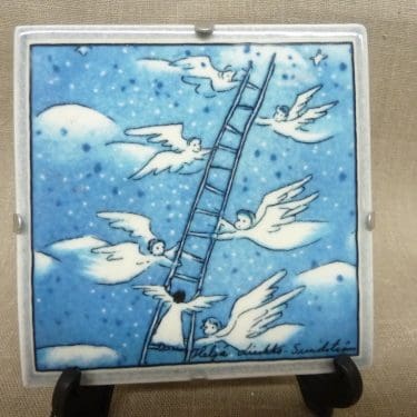 Arabia seinälaatta, Tikapuut, suunnittelija Heljä Liukko-Sundström, Tikapuut, pieni, serikuva, enkeli-aihe