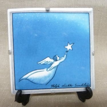 Arabia seinälaatta, Enkeli Lentää, suunnittelija Heljä Liukko-Sundström, Enkeli Lentää, pieni, serikuva, enkeli-aihe