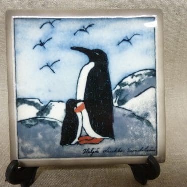 Arabia seinälaatta, Äidin Suojassa, suunnittelija Heljä Liukko-Sundström, Äidin Suojassa, pieni, serikuva, enkeli-aihe