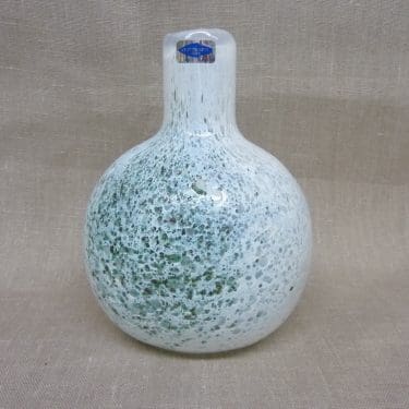 Nuutajärvi Tunturissa koristepullo, Rospuutto 822, suunnittelija Oiva Toikka, Rospuutto 822, signeerattu