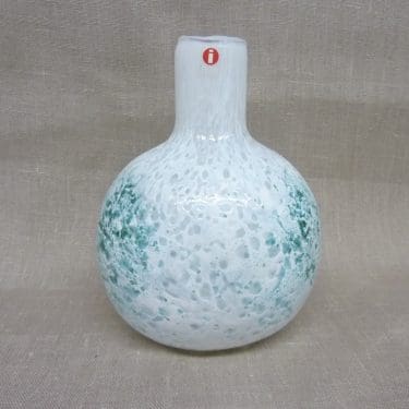 Nuutajärvi Tunturissa koristepullo, Rospuutto 822, suunnittelija Oiva Toikka, Rospuutto 822, signeerattu