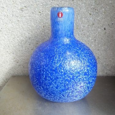 Nuutajärvi Tunturissa koristepullo, Mittumaari, suunnittelija Oiva Toikka, Mittumaari, signeerattu