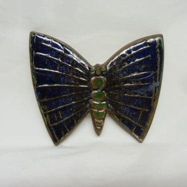 Arabia seinälaatta, Perhonen, suunnittelija Taisto Kaasinen, Perhonen, käsinmaalattu, signeerattu