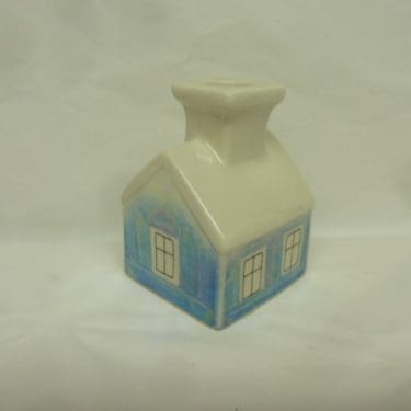 Arabia kynttilänjalka, Talo, suunnittelija Heljä Liukko-Sundström, Talo, pieni, serikuva, signeerattu