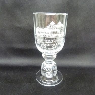 Nuutajärvi Linna olutlasi, Turunlinna, suunnittelija Oiva Toikka, Turunlinna, Apilanlehti, puhallettu kivikristalli