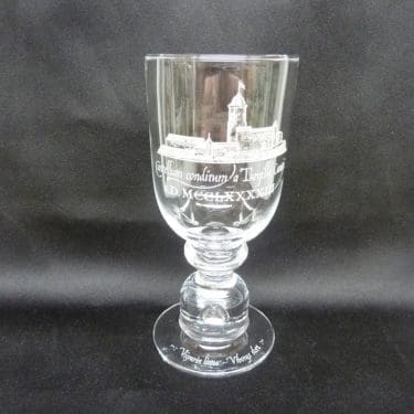 Nuutajärvi Linna olutlasi, Viipurinlinna, suunnittelija Oiva Toikka, Viipurinlinna, Apilanlehti, puhallettu kivikristalli