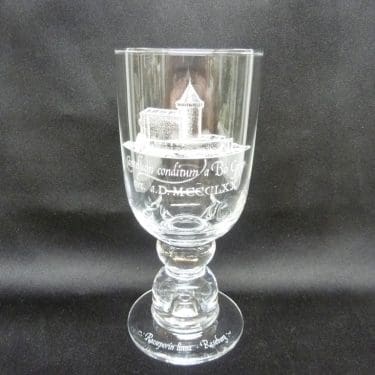 Nuutajärvi Linna olutlasi, Raaseporin Linna, suunnittelija Oiva Toikka, Raaseporin Linna, Apilanlehti, puhallettu kivikristalli