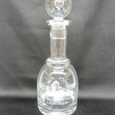 Nuutajärvi Linna karahvi, kirkas, suunnittelija Oiva Toikka, Apilanlehti, puhallettua kivikristallia