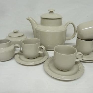 Arabia KR kahviastiasto 4:lle, valkoinen, suunnittelija Inkeri Leivo,