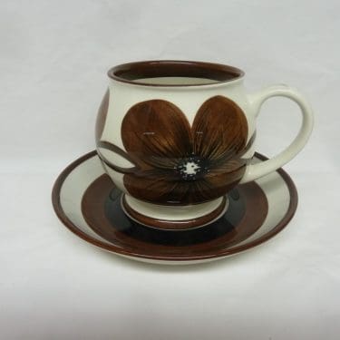 Arabia TH/5 kuppi, ruskea, suunnittelija Esteri Tomula, suuri, käsinmaalattu, signeerattu