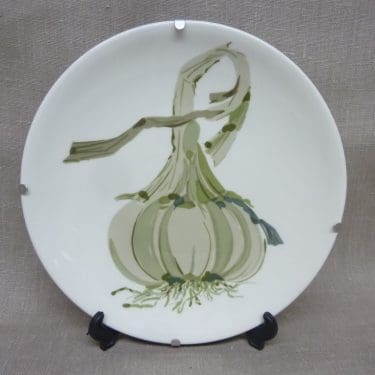 Arabia Vihreä linja koristelautanen, Valkosipuli, suunnittelija Gunvor Olin-Grönqvist, Valkosipuli, serikuva