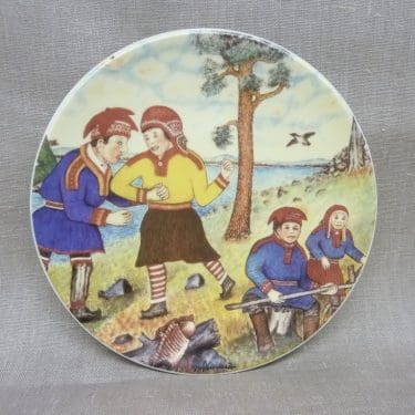 Arabia koristelautanen, Juhlat Luonnossa, suunnittelija Andreas Alariesto, Juhlat Luonnossa, serikuva, Lappi-aihe, naivistinen