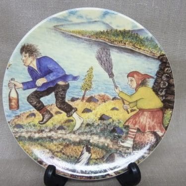 Arabia koristelautanen, Äkkilähtö, suunnittelija Andreas Alariesto, Äkkilähtö, serikuva, Lappi-aihe, naivistinen