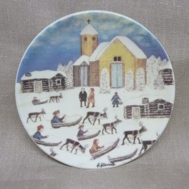 Arabia koristelautanen, Kirkonkylällä, suunnittelija Andreas Alariesto, Kirkonkylällä, serikuva, Lappi-aihe, naivistinen