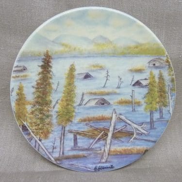 Arabia koristelautanen, Tulvan Aikaan, suunnittelija Andreas Alariesto, Tulvan Aikaan, serikuva, Lappi-aihe, naivistinen