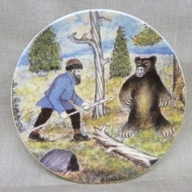 Arabia koristelautanen, Rohkeat Urokset, suunnittelija Andreas Alariesto, Rohkeat Urokset, serikuva, Lappi-aihe, naivistinen