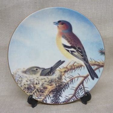 Arabia koristelautanen, Peippopari Metsällä, suunnittelija von Wright, Peippopari Metsällä, serikuva, pikkulintuaihe