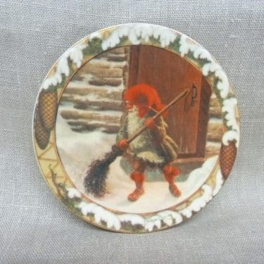 Arabia koristelautanen, Tonttu Ja Luuta, suunnittelija Anders Olsson, Tonttu Ja Luuta, pieni, serikuva, jouluaihe