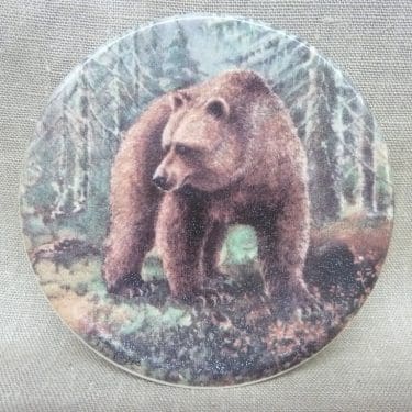 Arabia koristelautanen, Karhu, suunnittelija Kimmo Pälikkö, Karhu, pieni, serikuva, eläinaihe