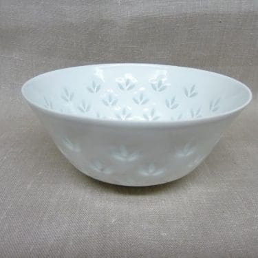 Arabia FK malja, valkoinen, suunnittelija Friedl Holzer-Kjellberg, riisiposliini, massasigneerattu