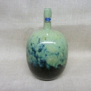 Nuutajärvi Mansikkapaikka koristepullo, vihreä, suunnittelija Oiva Toikka, signeerattu