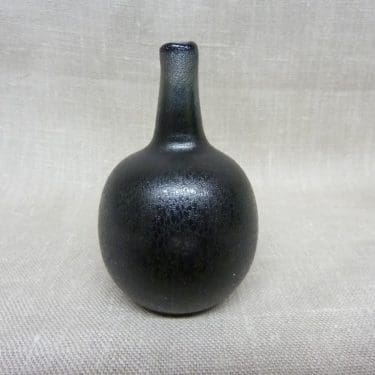 Nuutajärvi Mansikkapaikka koristepullo, mattamusta, suunnittelija Oiva Toikka, signeerattu