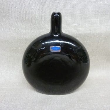 Nuutajärvi Mansikkapaikka koristepullo, musta, suunnittelija Oiva Toikka, signeerattu