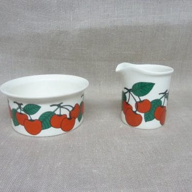 Arabia Kirsikka sokerikko ja kermakko, suunnittelija Inkeri Seppälä, serikuva